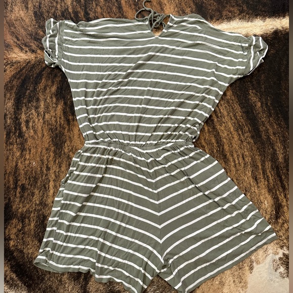 Zenana size XL green and white striped romper with pockets and ties - Picture 5 of 5